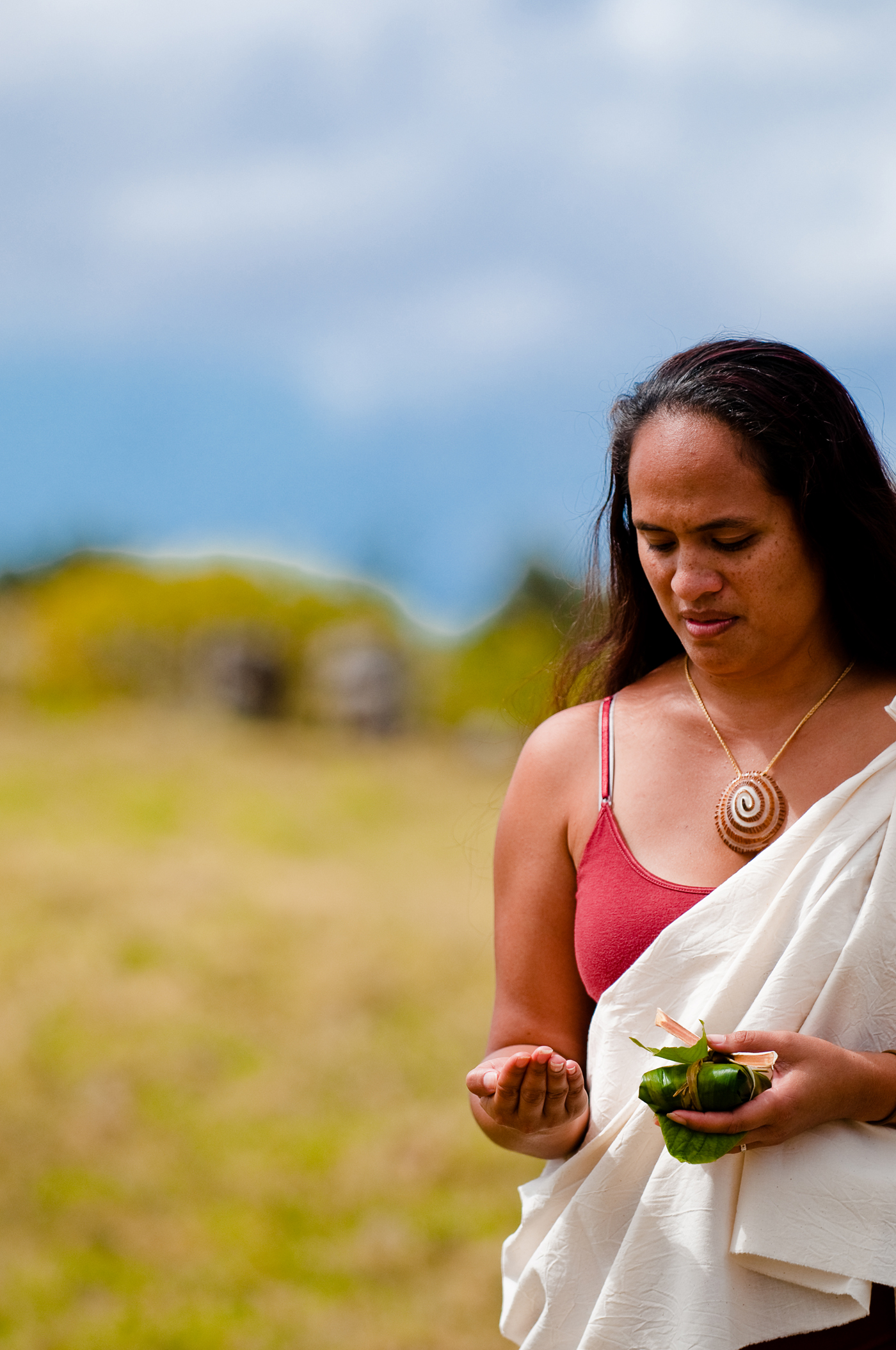 [Woman with hoʻokupu] Photo by Ruben Carillo.