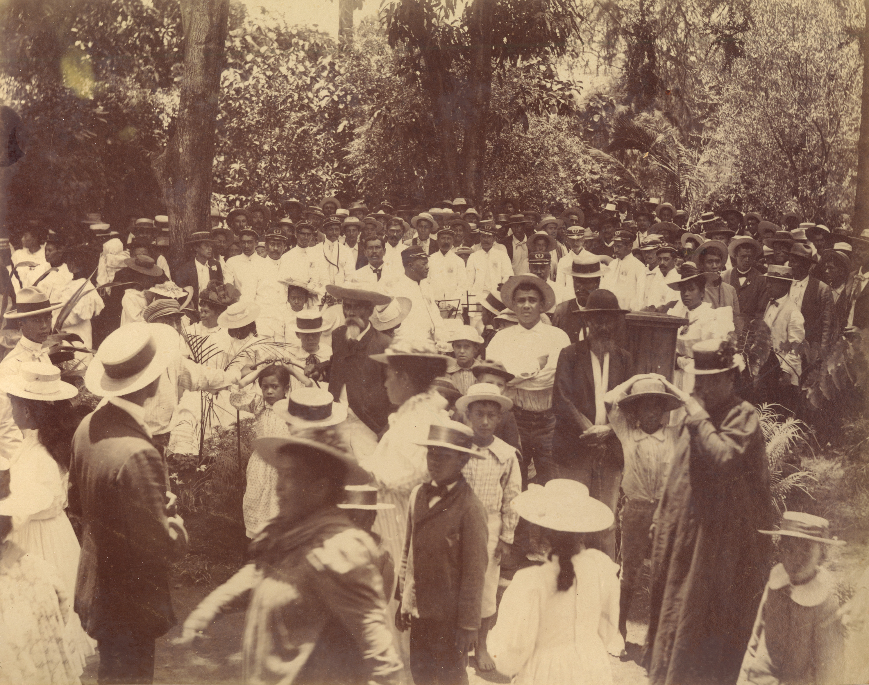 [Crowd of Hawaiians, with the Royal Hawaiian Band] Washington Place, Hawaiʻi, 1897–1901. Photographer unknown.