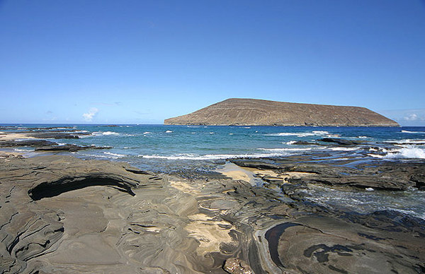 [Beach on Niʻihau] View of Lehua Islet to the north. Photo by Christopher P. Becker.