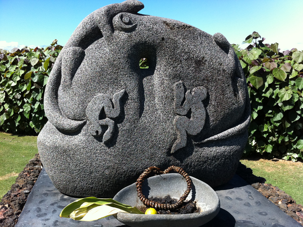 [Hoʻokupu] Offerings placed at kiʻi representing ʻaumākua. Photo by Ruben Carillo.
